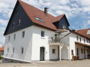 BurladingenLandgasthof Lamm Ferienwohnungen的黑色屋顶的白色房子