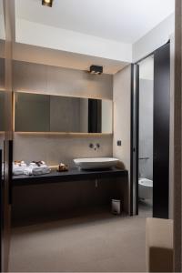 巴里B21 Lifestyle Hotel的一间带水槽和镜子的浴室