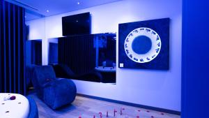 Nogueira da RegedouraMotel Emoções的客厅配有蓝色椅子和水槽