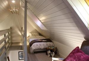 StrathdonSmithy Cottage的一间小卧室,阁楼上配有一张床