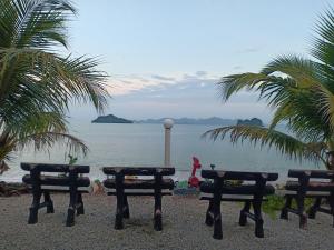 丹绒鲁兰卡威樱草海景酒店的海滩上的野餐桌,享有海景
