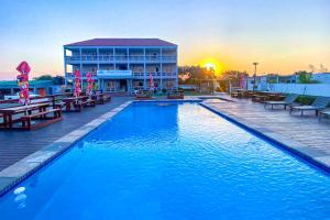 蓬塔杜欧鲁蓬塔景观酒店的一座带长椅的大型游泳池和一座建筑
