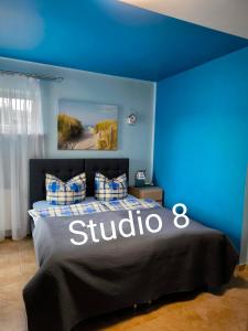 斯维诺乌伊希切Willa Mariolina的蓝色卧室,配有一张带下层标志的床