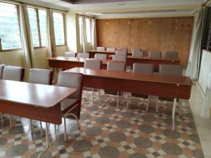 WundanyiTAITA LUXURY HOTELS LTD的一间会议室,配有桌椅和窗户