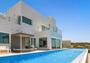 萨阿拉德洛斯阿图内斯LUJOSAVILLA PISCINA 25 METROS SUIT 60m2 SPA SAUNA的一座带游泳池的大型白色房屋