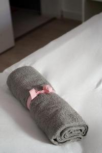 新皮尼亚尔Casa Silva Diamond的床上用粉红色弓的灰袜子