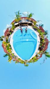 帕杰Paje Blu Boutique Hotel的享有岛屿的空中景致,设有游泳池