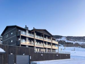 哈山Hafjelltunet的滑雪场雪地里一座大型公寓楼