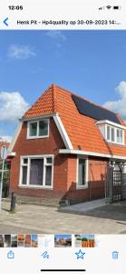 德拉赫滕Free Fly Loft Drachten的红砖房子,有橙色屋顶