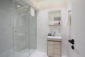 雅典Hestia - Romvis 9的带淋浴和盥洗盆的白色浴室