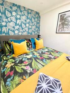 CalstockThe Waterbaby的一间卧室配有一张带彩色床罩的床