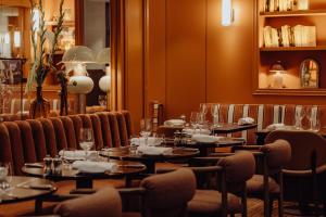 巴黎巴黎巴尔的摩之旅艾菲尔铁塔索菲特酒店的一间在房间内配有桌椅的餐厅