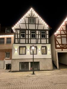 NidderauElegante Wohnung mit Charme am Marktplatz - 3Z - nähe Frankfurt am Main & Hanau的前面有路灯的黑白建筑