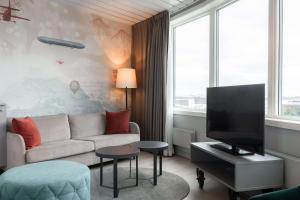 奥斯陆斯堪迪克柏波尔腾酒店的带沙发和电视的客厅