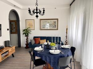 梅斯特Casa Silvano的客厅配有桌子和蓝色沙发