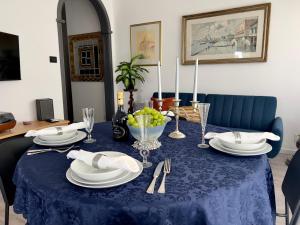 梅斯特Casa Silvano的蓝色桌子,带蓝色桌布、盘子和酒杯