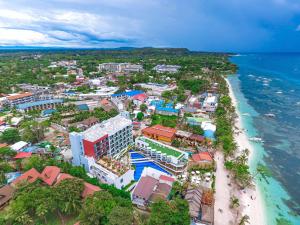 邦劳Best Western Plus The Ivywall Resort-Panglao的海洋旁度假胜地的空中景致