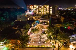 邦劳Best Western Plus The Ivywall Resort-Panglao的夜间从空中欣赏大楼的景色