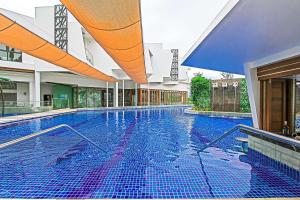 邦劳Best Western Plus The Ivywall Resort-Panglao的大楼内一个蓝色瓷砖的大型游泳池