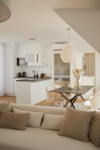 维也纳Vienna Heights Premium Apartments的客厅配有沙发和桌子