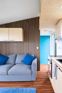 GoleenGoleen Harbour的客厅设有蓝色沙发,厨房设有