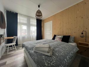 海勒福什Sävsjöns Boende的一间卧室配有带毛巾的床