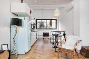 波尔多Loft contemporain à 2 pas du centre的客厅配有冰箱和桌子