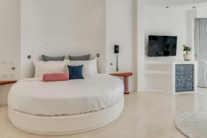 波普托Ampersand Resort的一间白色的大卧室,配有一张白色的大床
