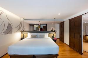 清迈Hotel Sensai Nimman Chiang Mai - Adults Only的卧室配有一张白色大床