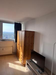 科隆Ferienwohnung in Köln 2910的一间带电视和大窗户的客厅