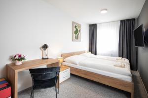 利普托夫斯奥萨达Hotel Granit Smrekovica的配有一张床和一张书桌的酒店客房