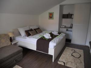莫斯塔尔Apple Line Appartments的一间卧室配有一张带鲜花的大床