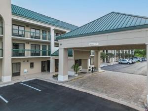 弗利Econo Lodge Inn & Suites Foley-North Gulf Shores的酒店前面的一个空停车位