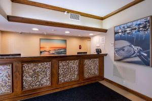 弗利Econo Lodge Inn & Suites Foley-North Gulf Shores的酒店大堂,墙上有艺术作品