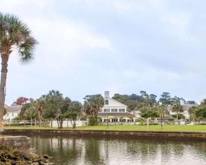 克里斯特尔里弗Plantation Resort on Crystal River, Ascend Hotel Collection的一座大型白色房子,旁边是一棵棕榈树