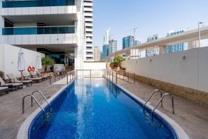 迪拜Marina Yacht Club Views - 3BR Modern Furnished的一座建筑物屋顶上的游泳池