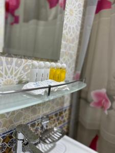 布哈拉Abuzar的浴室设有水槽旁的玻璃架