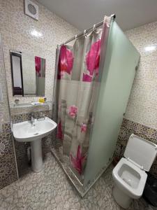 布哈拉Abuzar的带淋浴、卫生间和盥洗盆的浴室