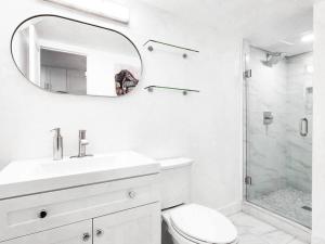 丘拉维斯塔Stylish SD Living (10 min drive to Downtown and 15 min to beach)的白色的浴室设有水槽和镜子