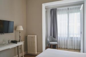 巴塞罗那卡斯蒂利亚阿提亚姆酒店的酒店客房设有床和窗户。