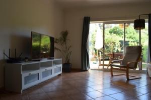 拉戈斯casa pipoca的客厅配有壁橱上的平面电视