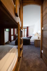 谷雪维尔La Maison Les Peupliers的一间卧室设有两张床和大窗户