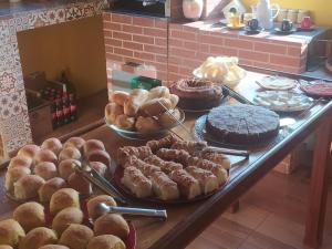 维奥康德马奥Casa do Osorio的一张桌子,上面摆放着各种蛋糕和糕点