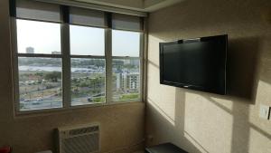 圣胡安圣胡安路易斯韦斯塔公寓的客房设有平面电视和2个窗户。