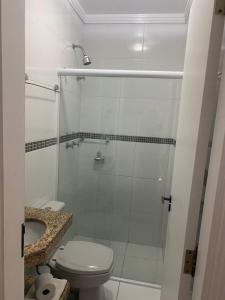 圣保罗上方酒店的一间带卫生间和玻璃淋浴间的浴室