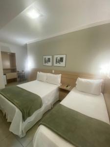 圣保罗上方酒店的酒店客房设有两张床和一张桌子。