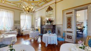 Wailly-BeaucampChâteau "Le Castel des Anges"的一间带桌椅和吊灯的用餐室