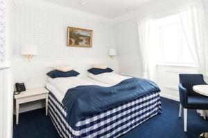 奈斯特韦兹基斯汀酒店的一间卧室配有蓝色和白色床单
