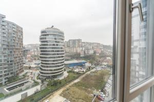 伊斯坦布尔1-bdr Apt With View Poolgym Near Airport Metro的从窗户可欣赏到城市美景