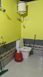 卡索尔Damnbro Cafe & Stay KASOL的一间带卫生间和绿色墙壁的浴室